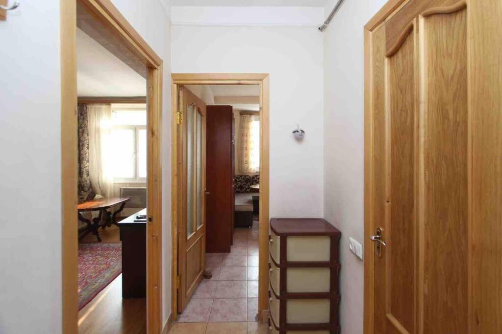 Cozy Apartment In The Center Of Yerevan Exterior photo