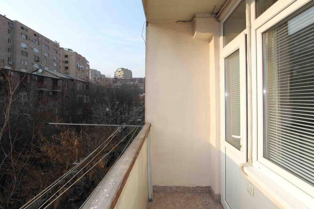 Cozy Apartment In The Center Of Yerevan Exterior photo